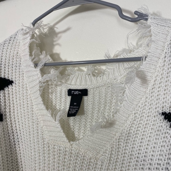 Rue+ 2X Black and White Star Fringe Sweater - Picture 5 of 6